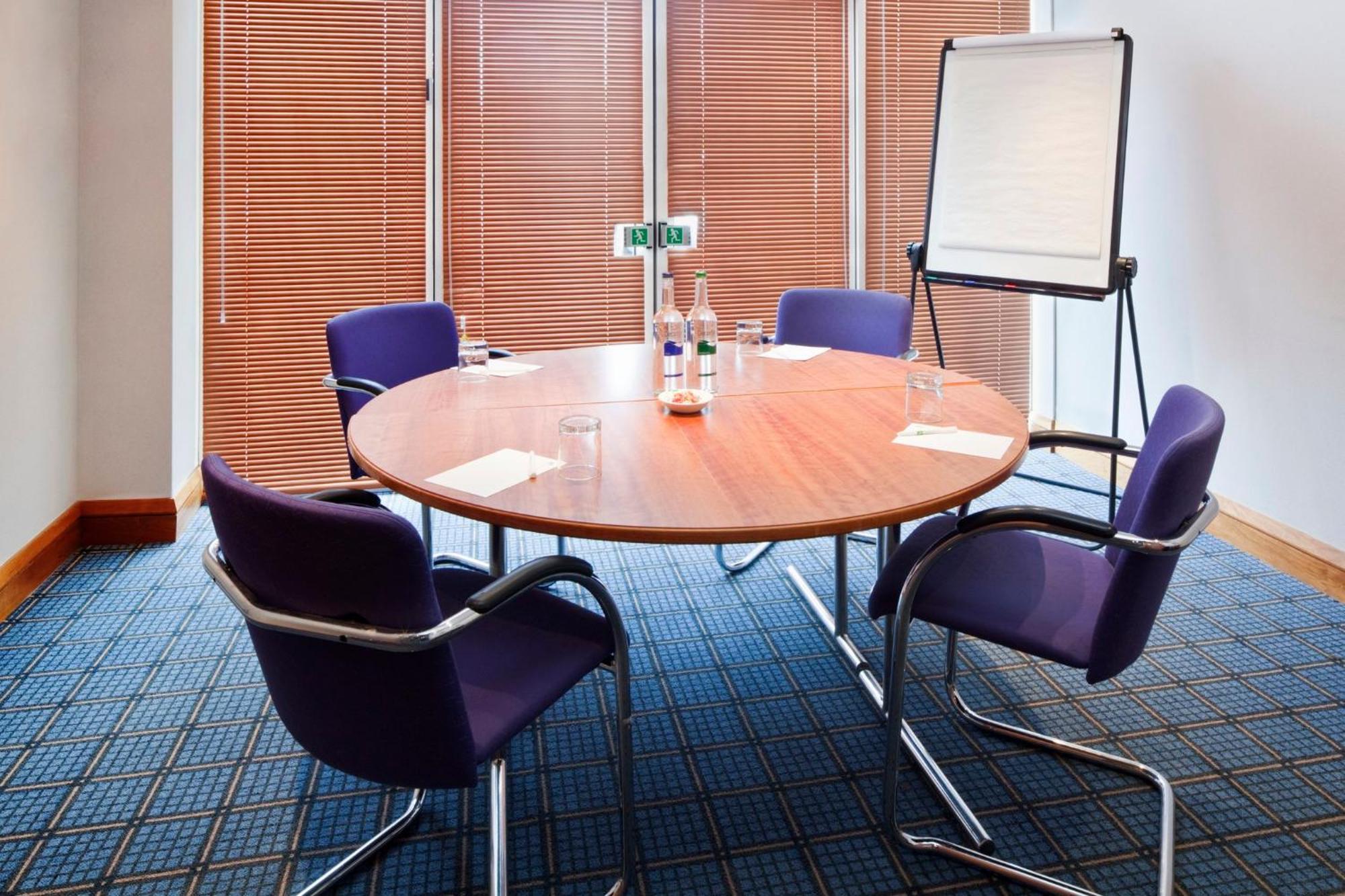 Holiday Inn Basildon By Ihg Экстерьер фото