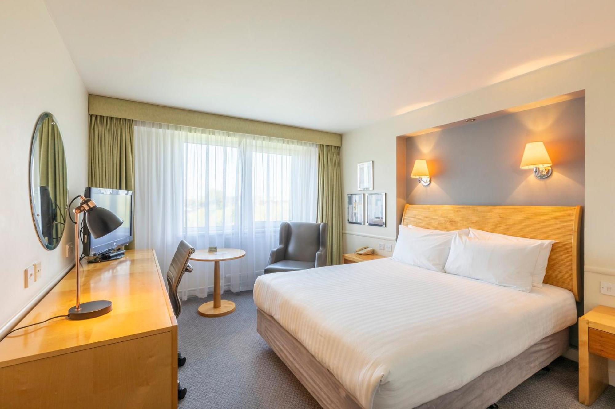 Holiday Inn Basildon By Ihg Экстерьер фото